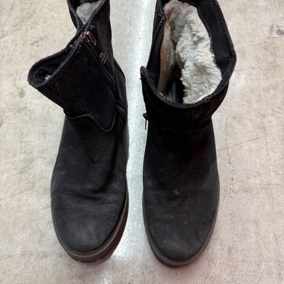 Timberland Women’s Ankle Boots A257S-A3919 — US 7.5W - Like New (used once) - Picture 9 of 9